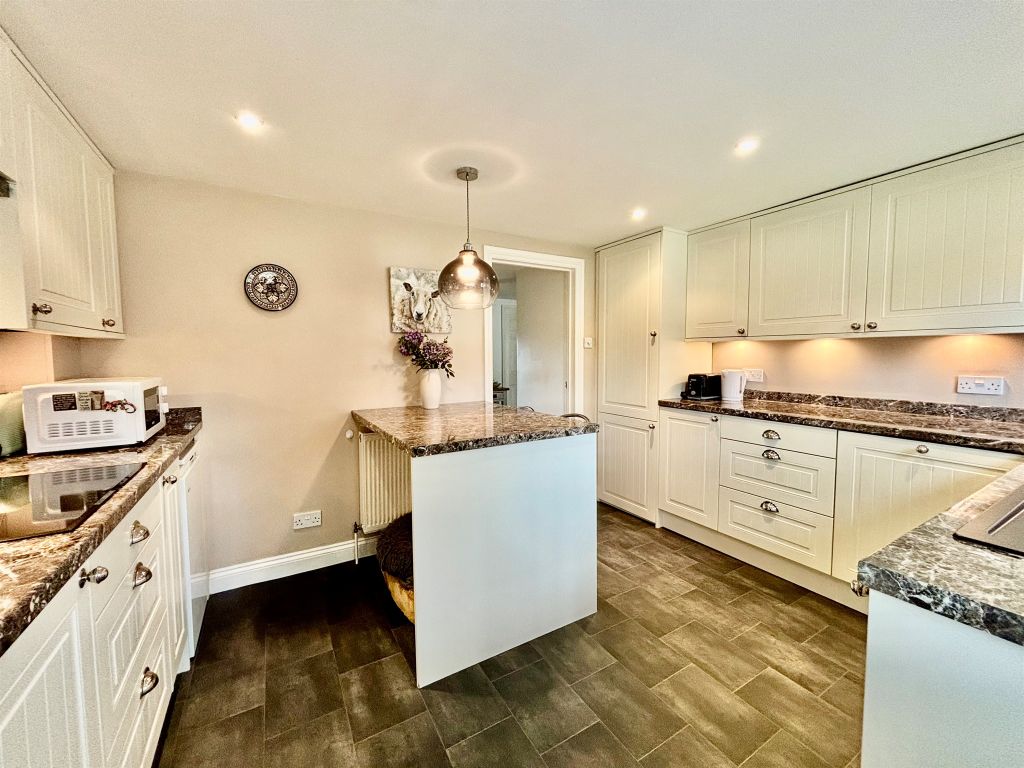 Property photo 3 of 18 Kitchen