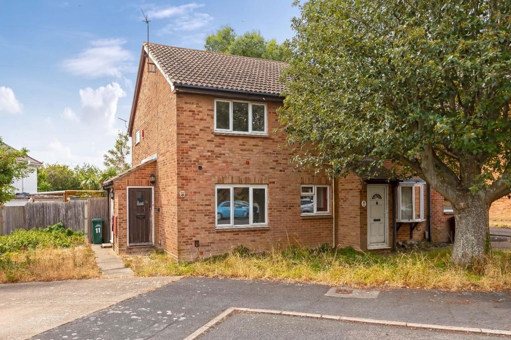 Property photo 1 of 10 Lodge Close_8.Jpg