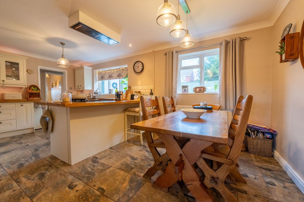 Property photo 3 of 28