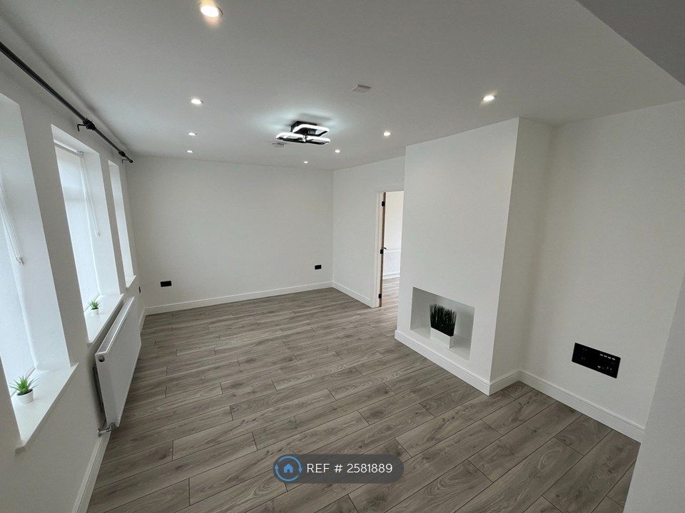 Property photo 3 of 16 Lounge