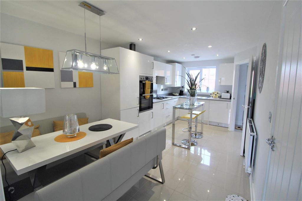 Property photo 3 of 11 Diningkitchen.Jpg