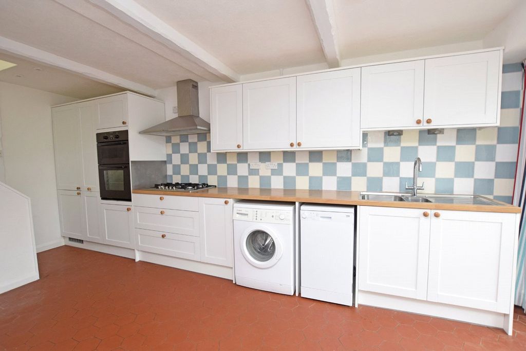 Property photo 3 of 10 Kitchen