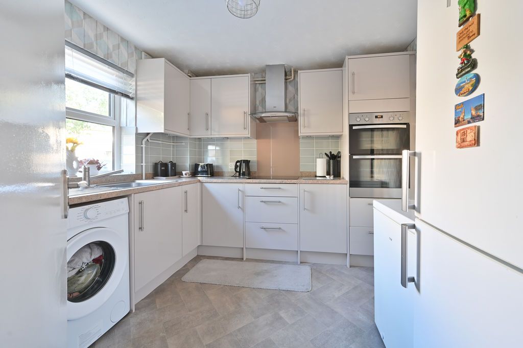 Property photo 3 of 17 Kitchen