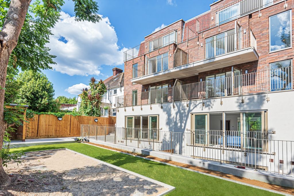 Property photo 2 of 17 62F62F68c885A-l-8829