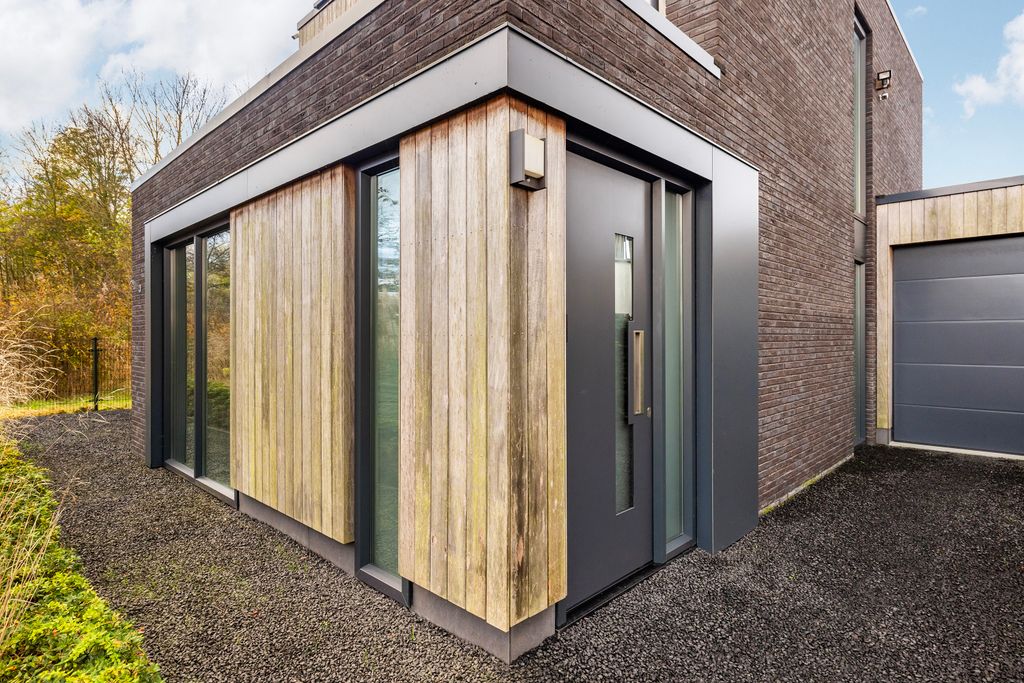 Property photo 2 of 46