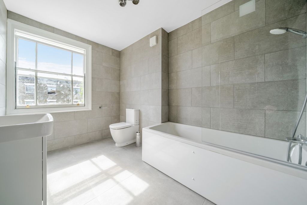 Property photo 3 of 19 Bathroom