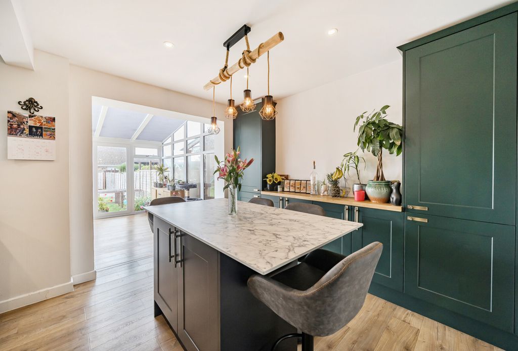 Property photo 2 of 26 1373743-23-6900Ed...