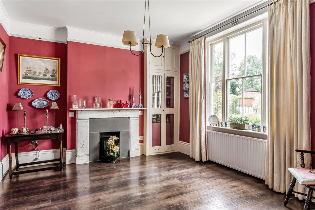 Property photo 2 of 19 Medway-House-18.Jpg