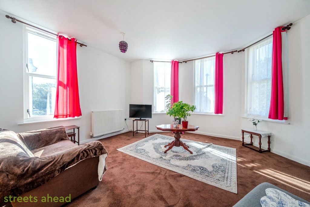 Property photo 2 of 14 2Da8F14B-2B7F-4B7...