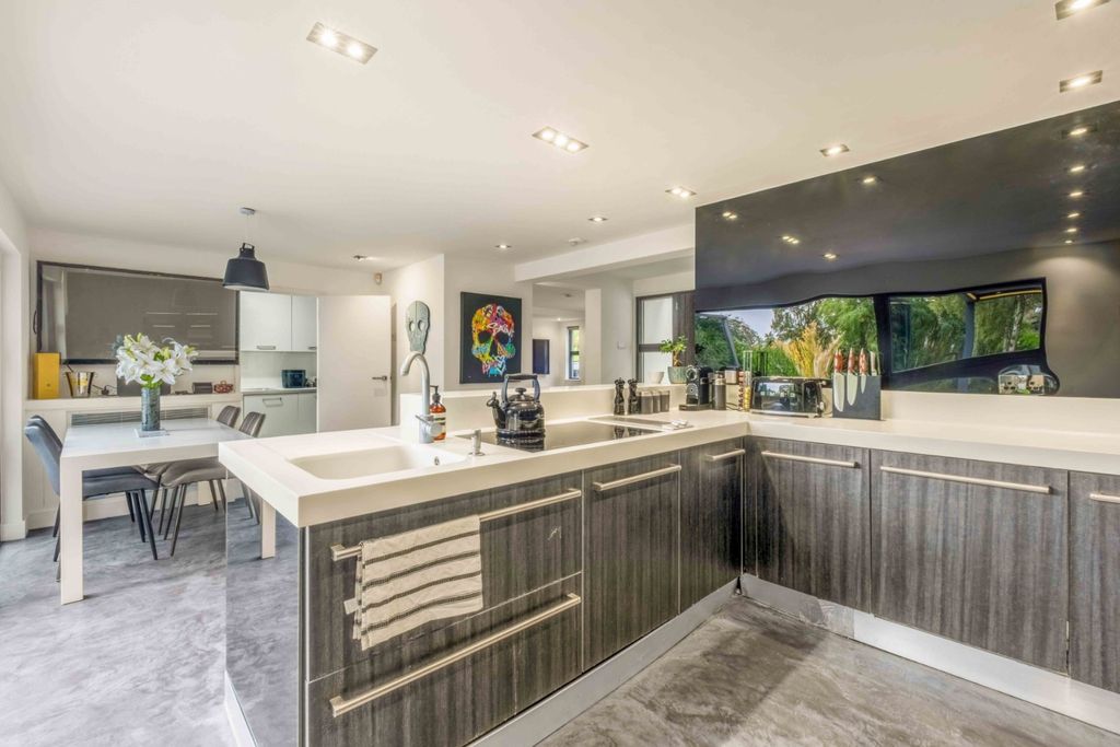 Property photo 2 of 21 Kitchen