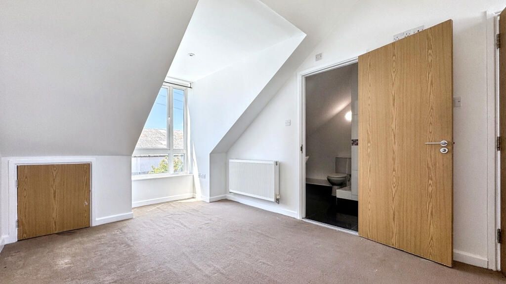 Property photo 1 of 14 A Bright, Clean Single Bedroom Featuring A Large W...