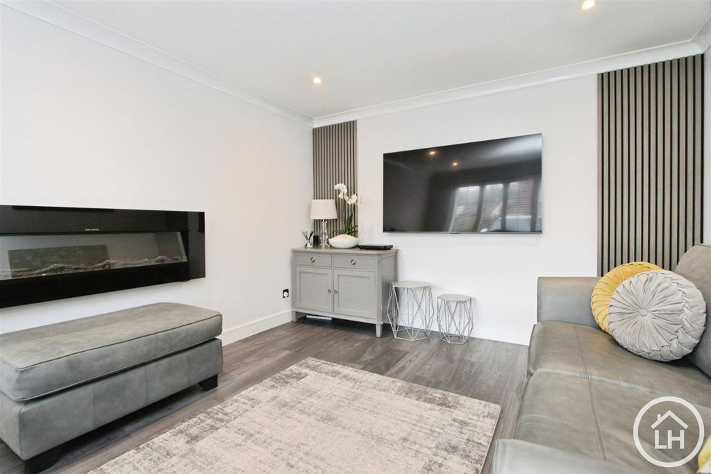 Property photo 3 of 18 Lounge