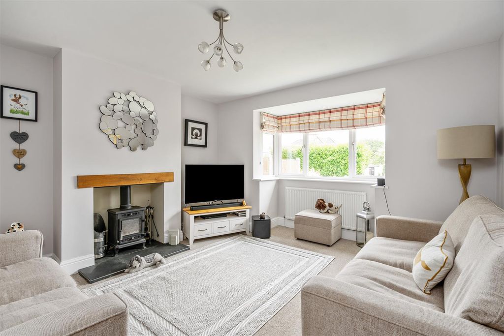 Property photo 2 of 15 19 Aspley Heath Lane_8.Jpg
