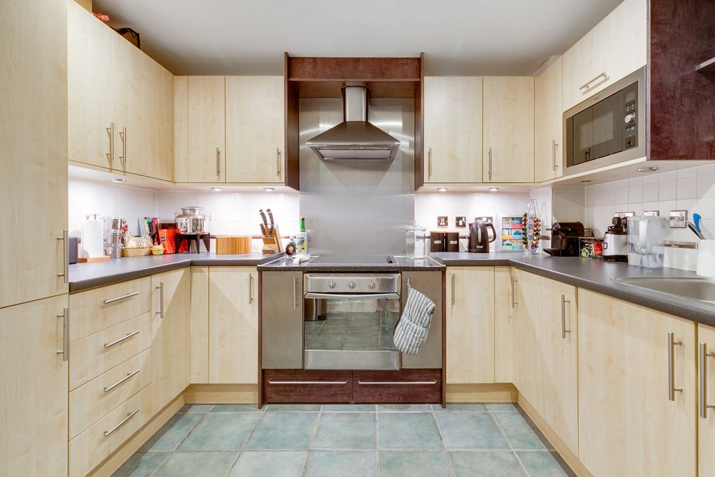 Property photo 3 of 15 Large Fitted Kitchen