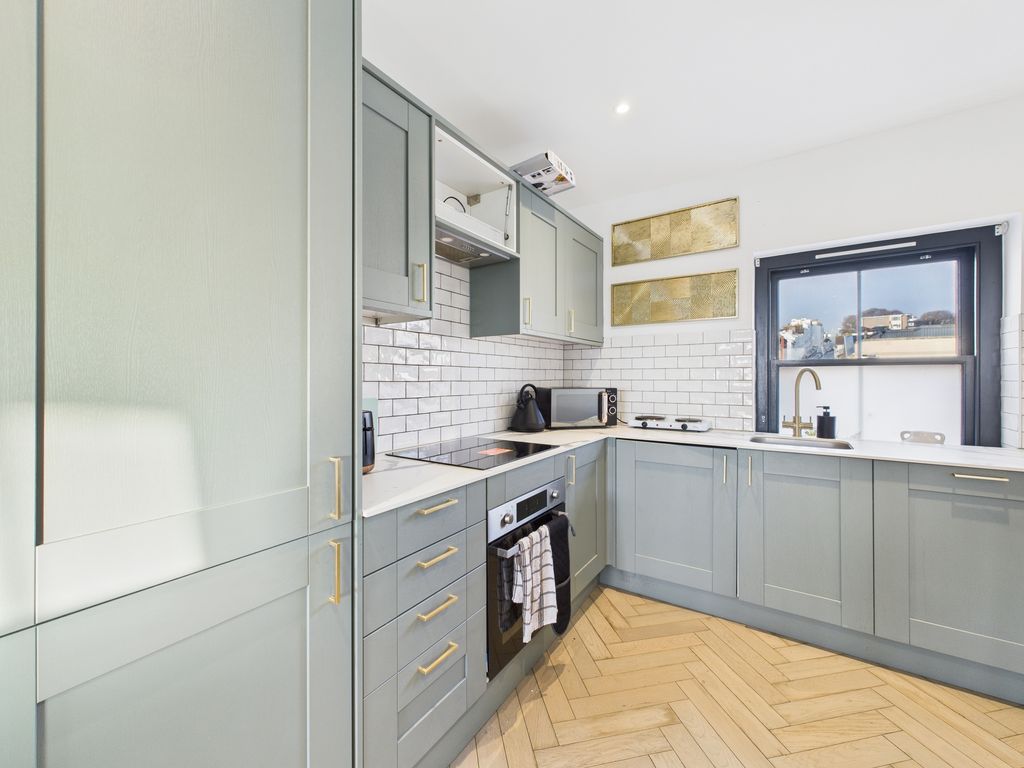 Property photo 3 of 9 Cam04693G0-Pr0085-Still014