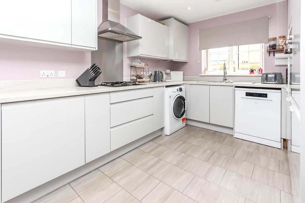 Property photo 3 of 12 Kitchen