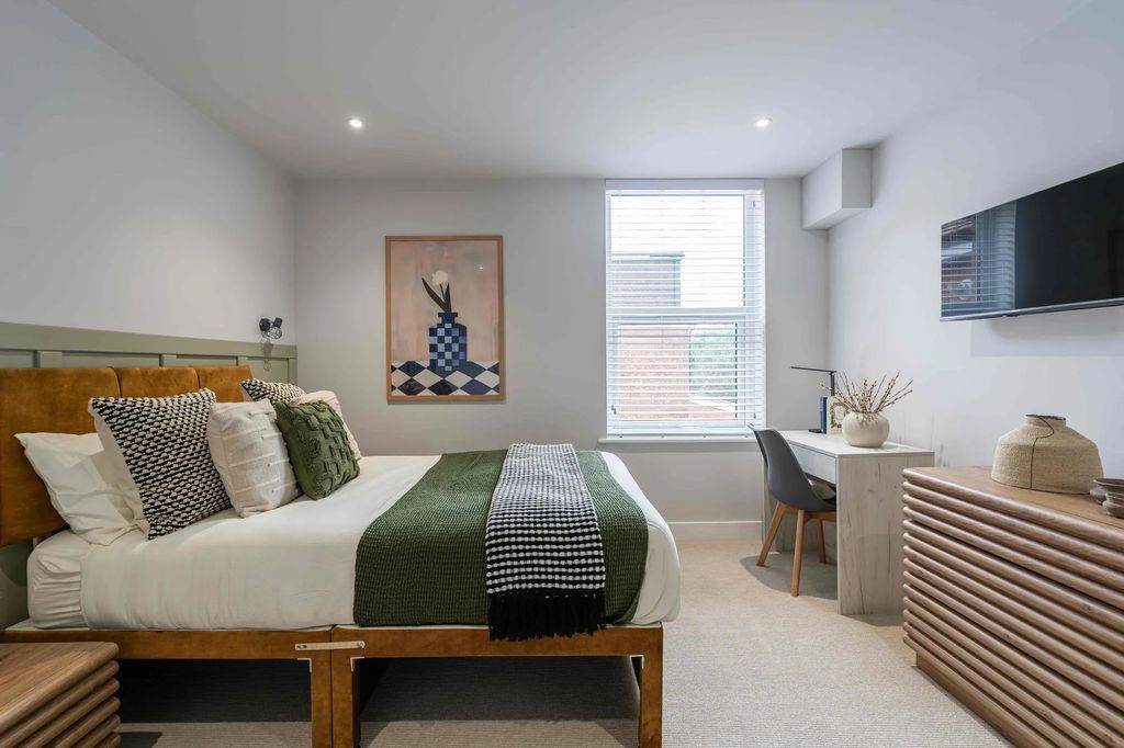 Property photo 3 of 37 A Contemporary And Well-Presented Bedroom Featurin...
