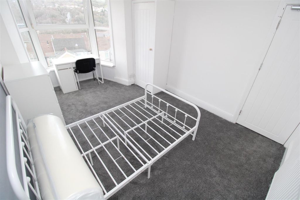 Property photo 2 of 14 Bright Modern Bedroom With Study Desk And View...