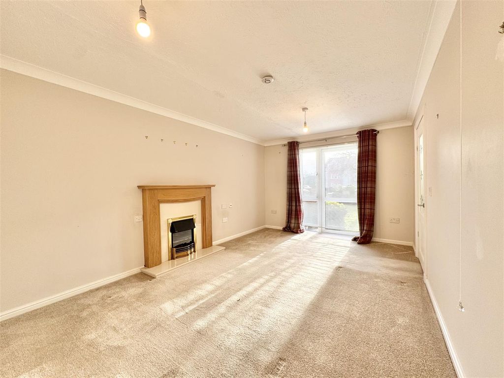 Property photo 2 of 12 Lounge