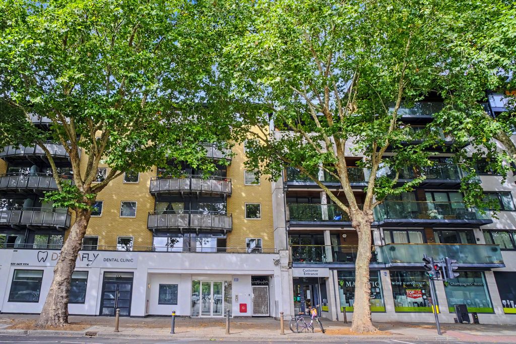 Property photo 1 of 18 Flat 20, 532 Chiswick High Road, Chiswick, London W4 5Rg