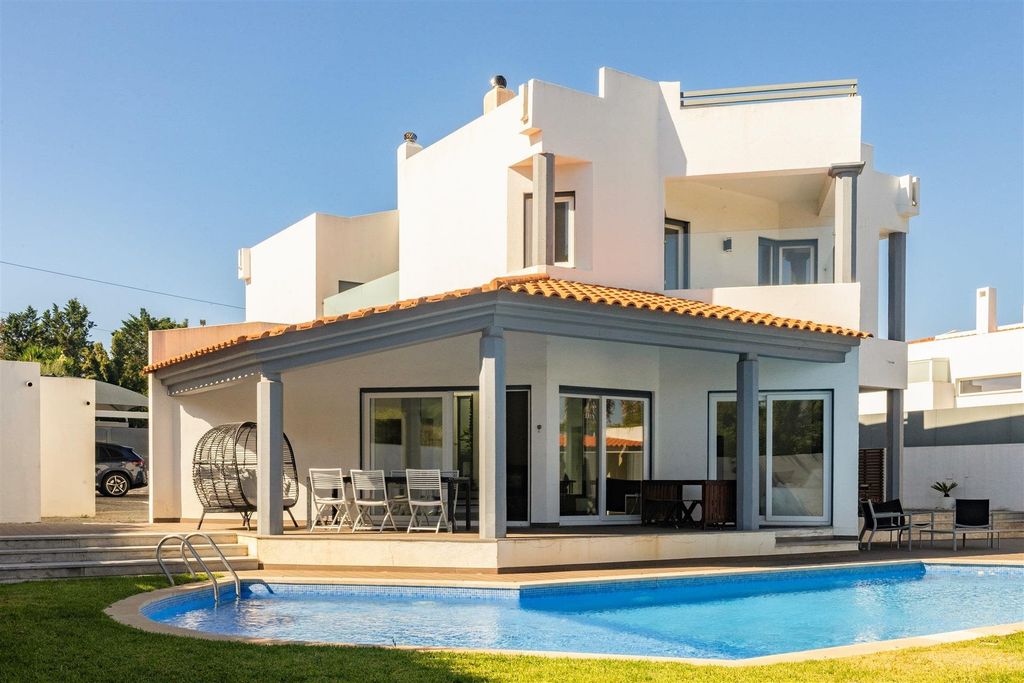 Property photo 1 of 50 4-Bedroom House With Pool And Garden In Birre