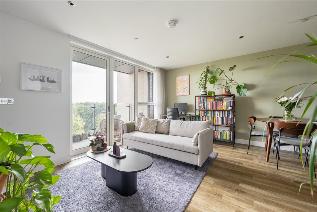 Property photo 2 of 21 Track Street, E17