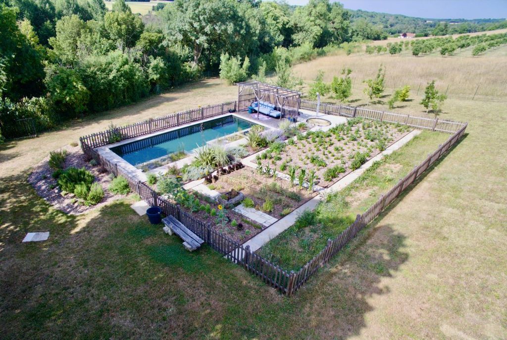 Property photo 2 of 34