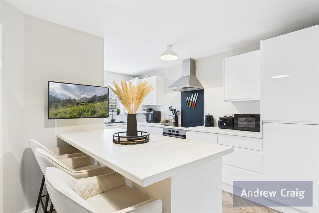 Property photo 3 of 17 Kitchen