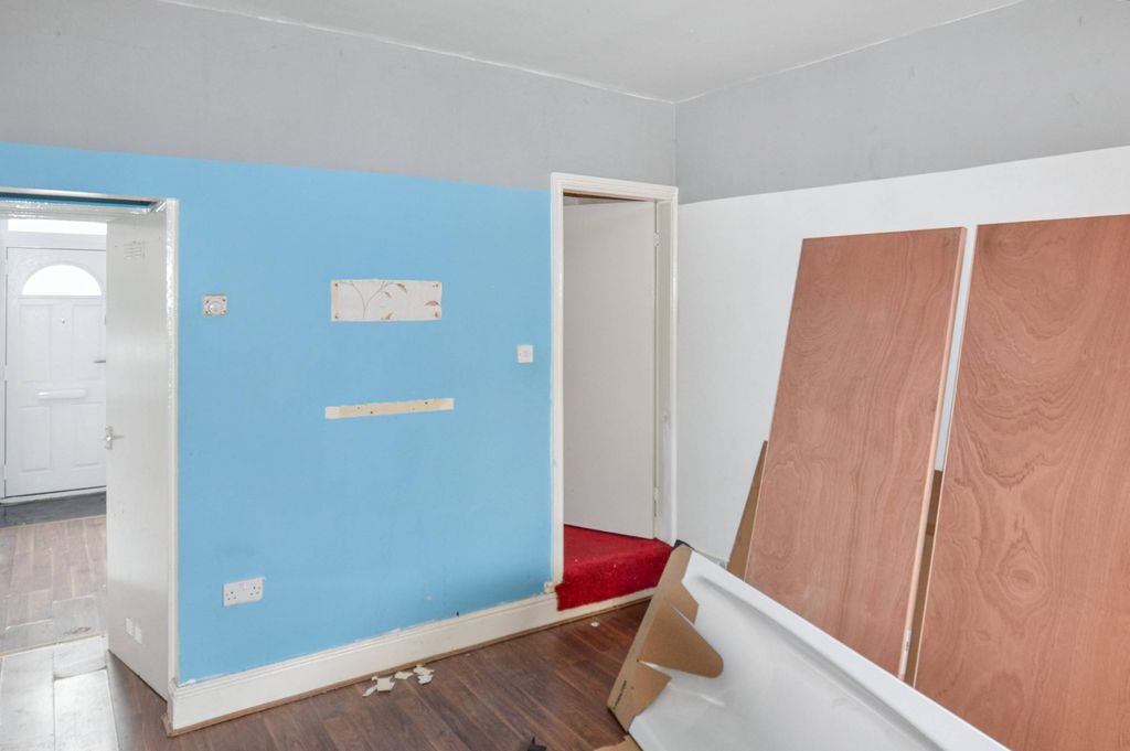 Property photo 3 of 14 49 Alfred Road, Coventry, West Midlands, CV1 5Bn