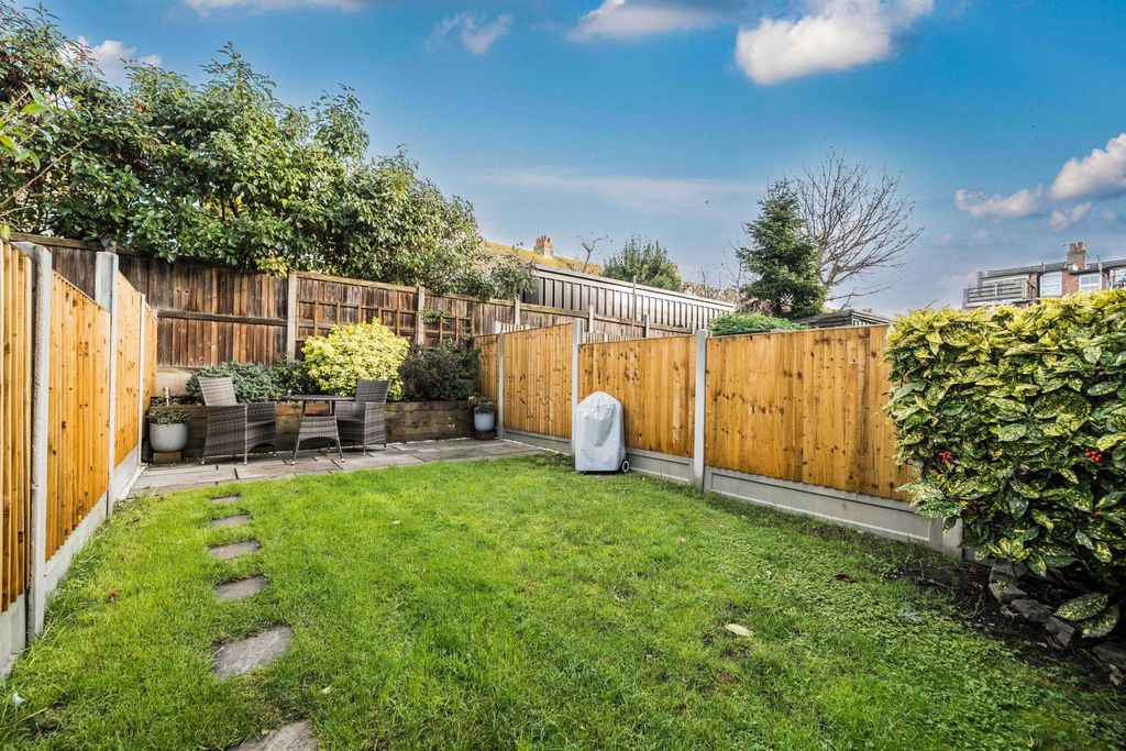 Property photo 2 of 17 Garden