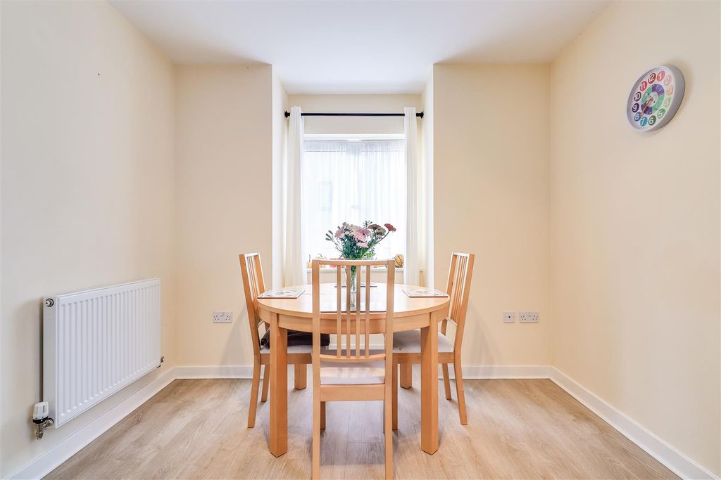 Property photo 3 of 21 Living / Dining Room (3)