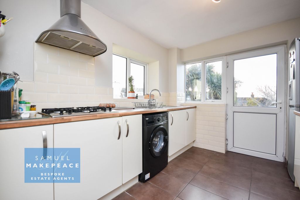 Property photo 3 of 32 Gallery