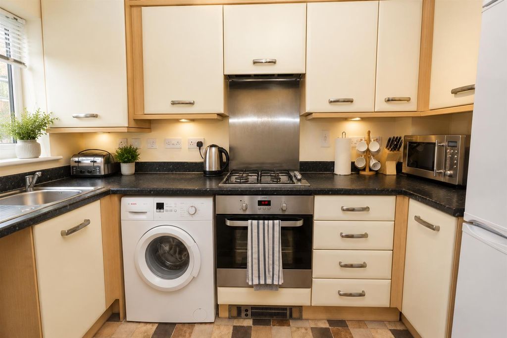 Property photo 3 of 6 Kitchen