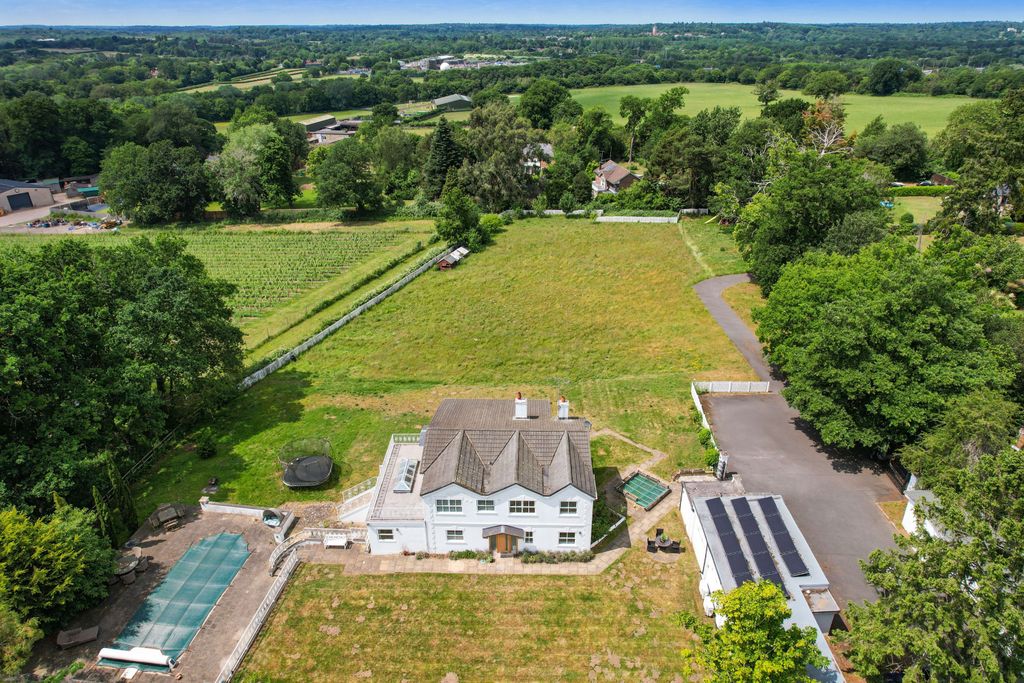 Property photo 2 of 25 Svetlanas, St. Anns Hill Road, Chertsey, Surrey, Kt16 9Nn