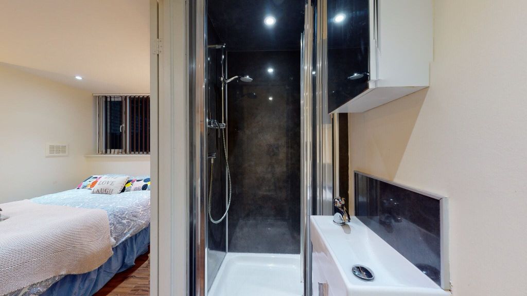 Property photo 3 of 10 Bathroom