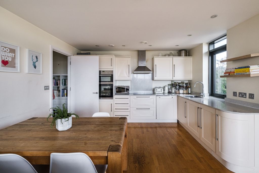 Property photo 3 of 14 Axminster Road