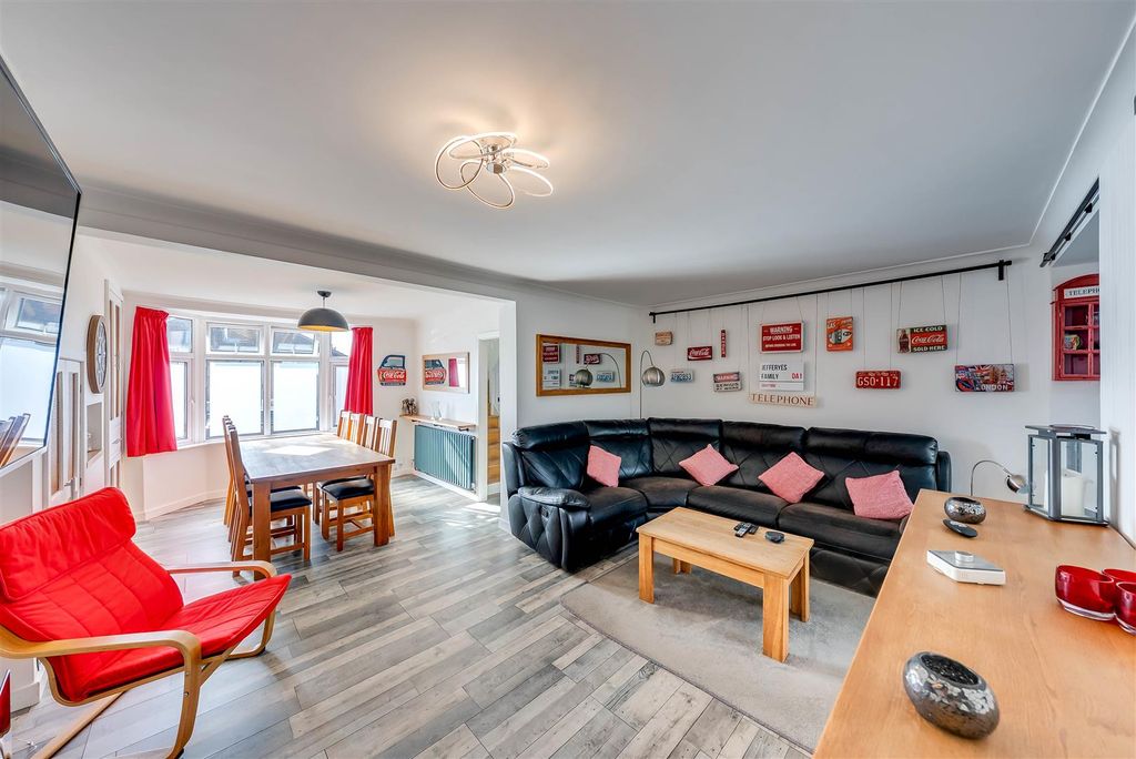Property photo 3 of 34 A7S00580Hdr.Jpg