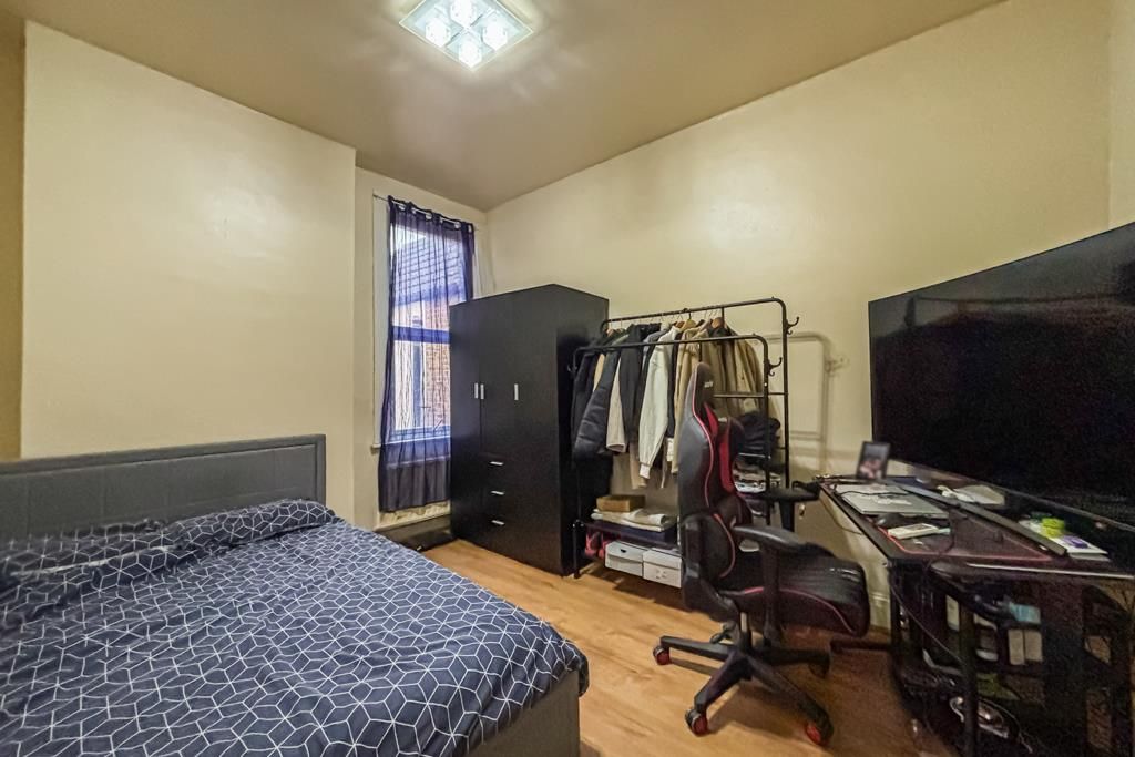 Property photo 2 of 6 Bedroom