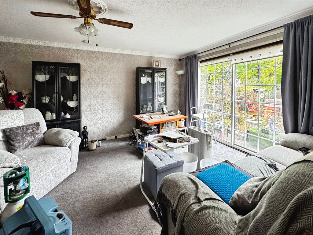 Property photo 2 of 11 Lounge