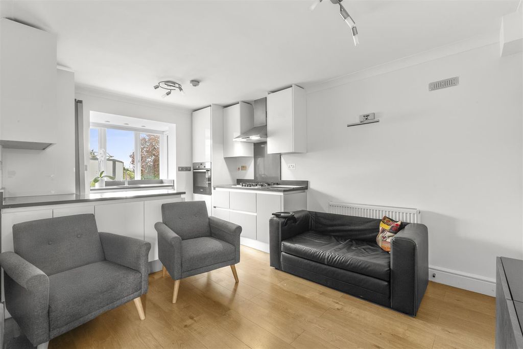 Property photo 2 of 13 Denewood Totteridge Rd-5.Jpg