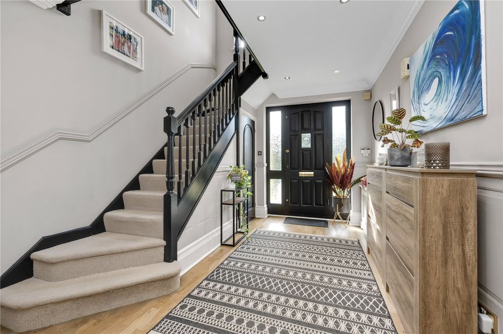 Property photo 2 of 18 Entrance Hall