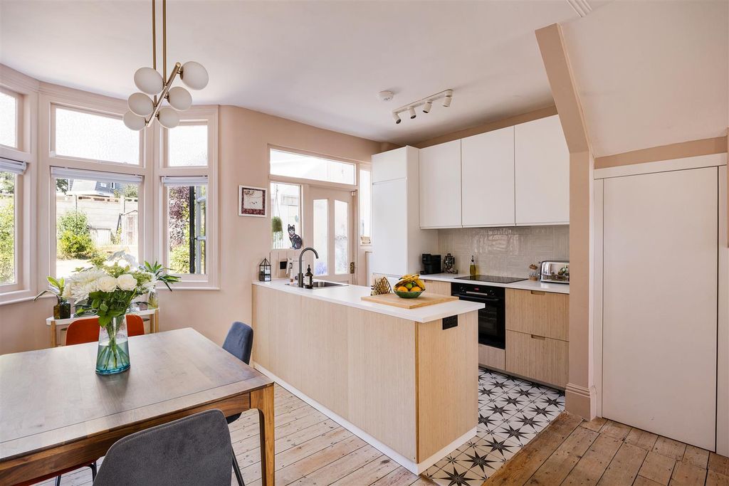 Property photo 3 of 30 Selwyn Avenue, E4