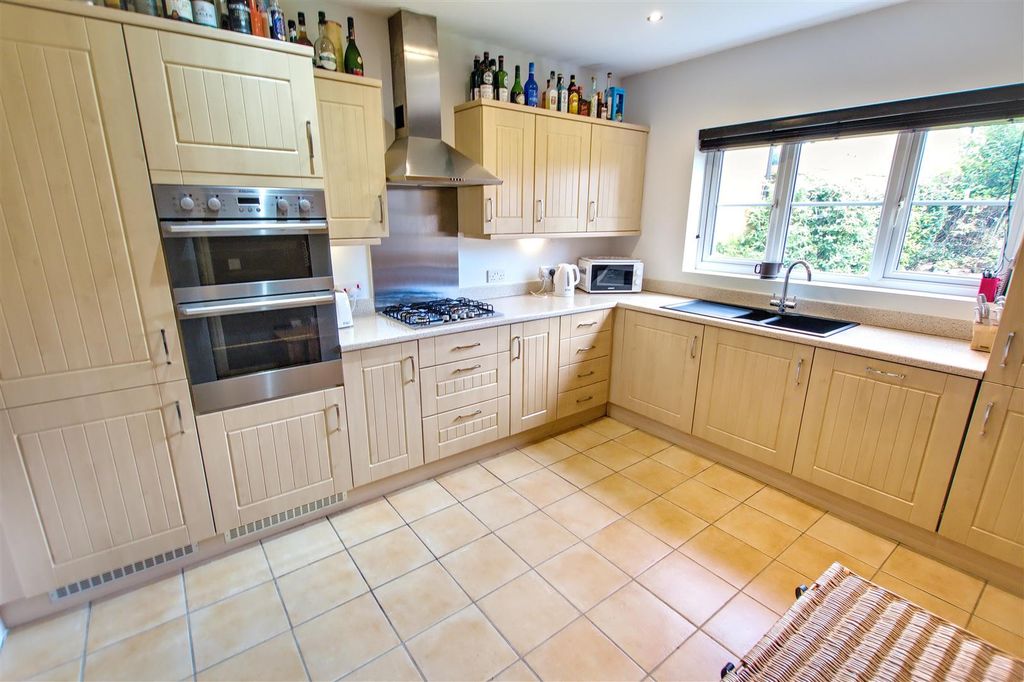 Property photo 3 of 18 Kitchen/Breakfast Room