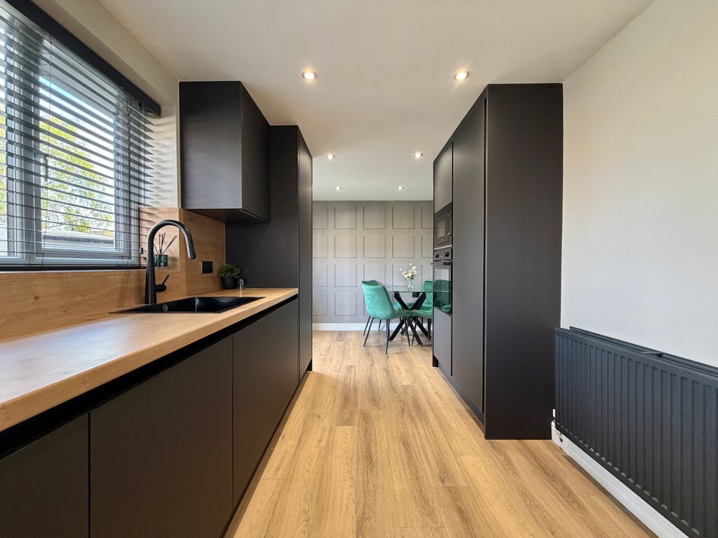 Property photo 3 of 27 Dining Kitchen