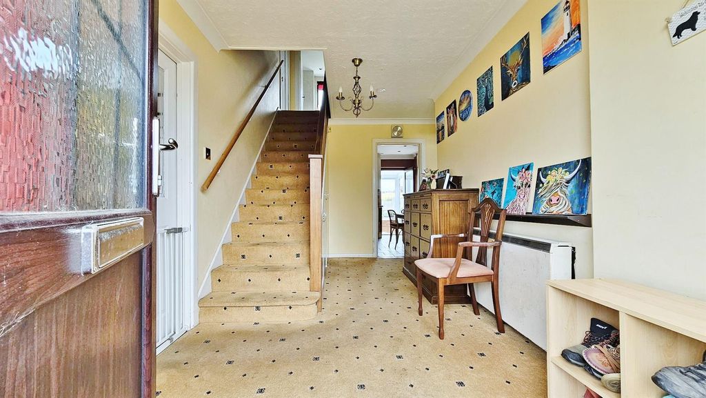 Property photo 3 of 33 Entrance Hall