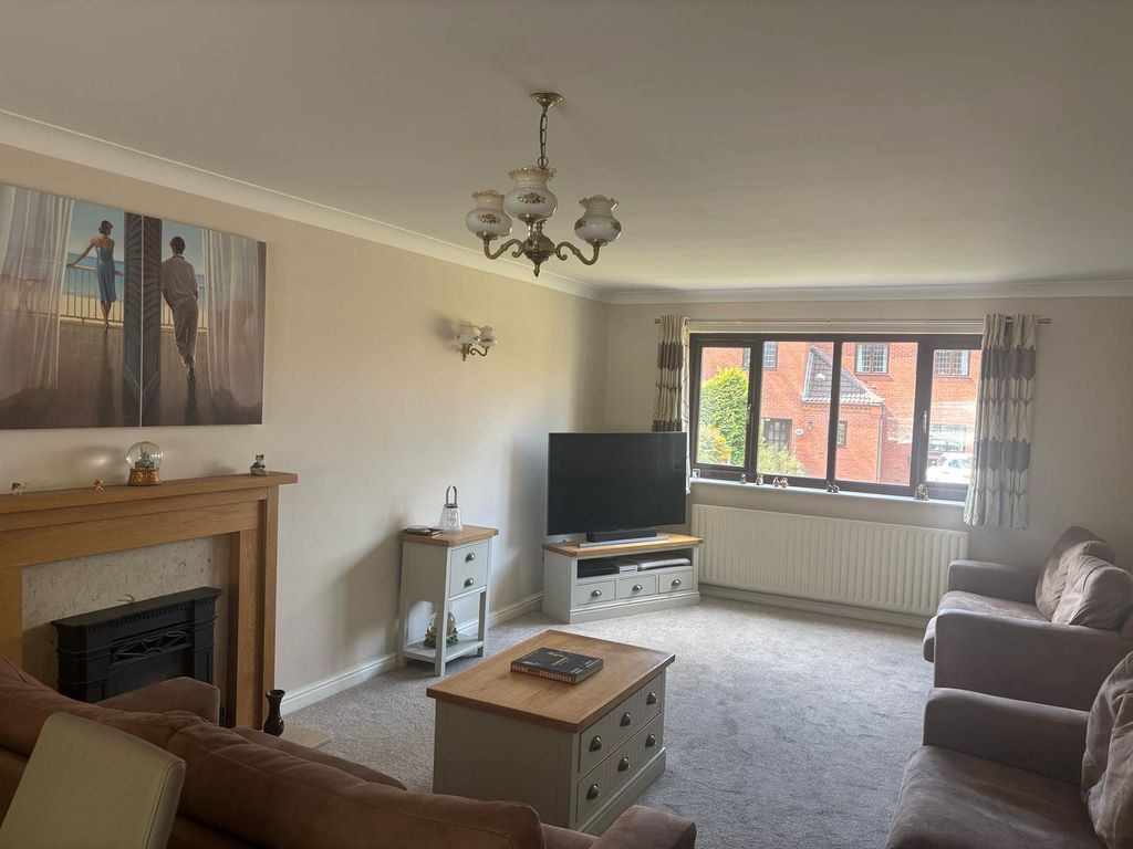 Property photo 3 of 39 Lounge,