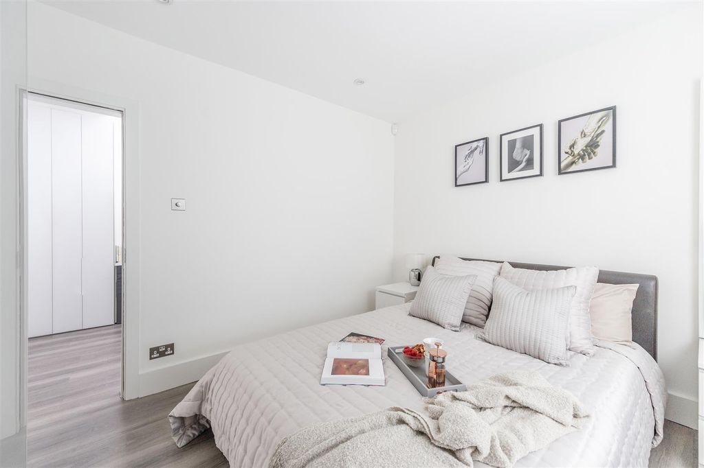 Property photo 3 of 34 Pont Street-03.Jpg