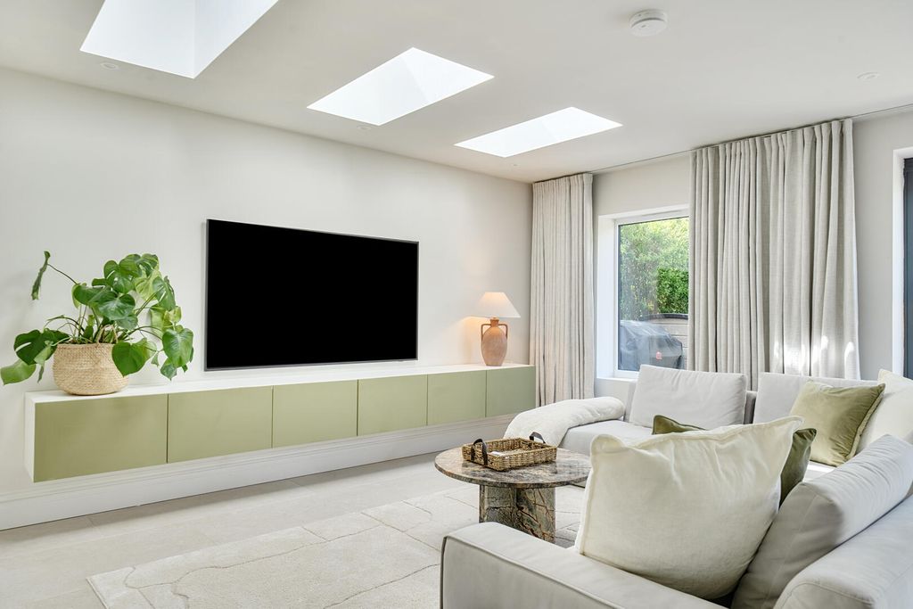 Property photo 3 of 19 Living Room