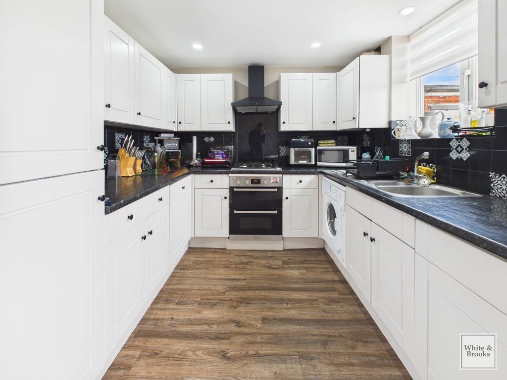 Property photo 3 of 22 Kitchen