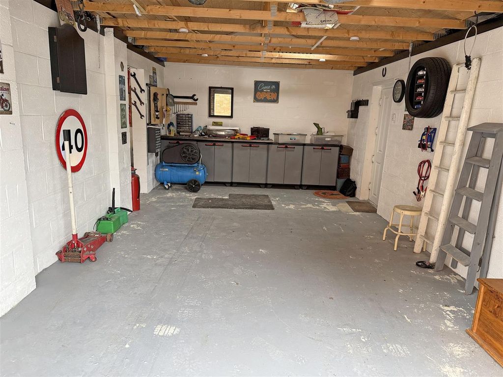 Property photo 3 of 5 Inside 2.Jpg